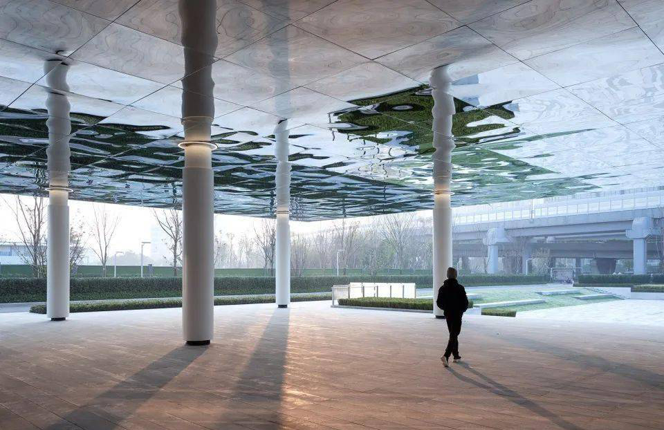 裝飾幕墻用水波紋不銹鋼扭曲板,高貴與典雅的空間藝術-司孚特不銹鋼制品加工生產(圖2) cb8c36c069254207a65d3f9f33aac897.jpeg