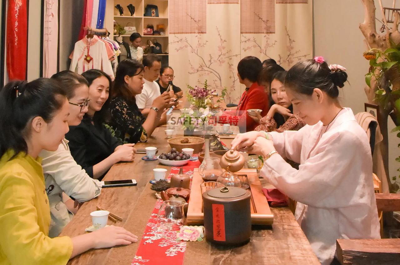 “圍爐煮茶”為什么火?年輕人追捧是有原因的-司孚特圍爐茶桌(圖1) “圍爐煮茶”為什么火?年輕人追捧是有原因的-司孚特圍爐茶桌(圖1)